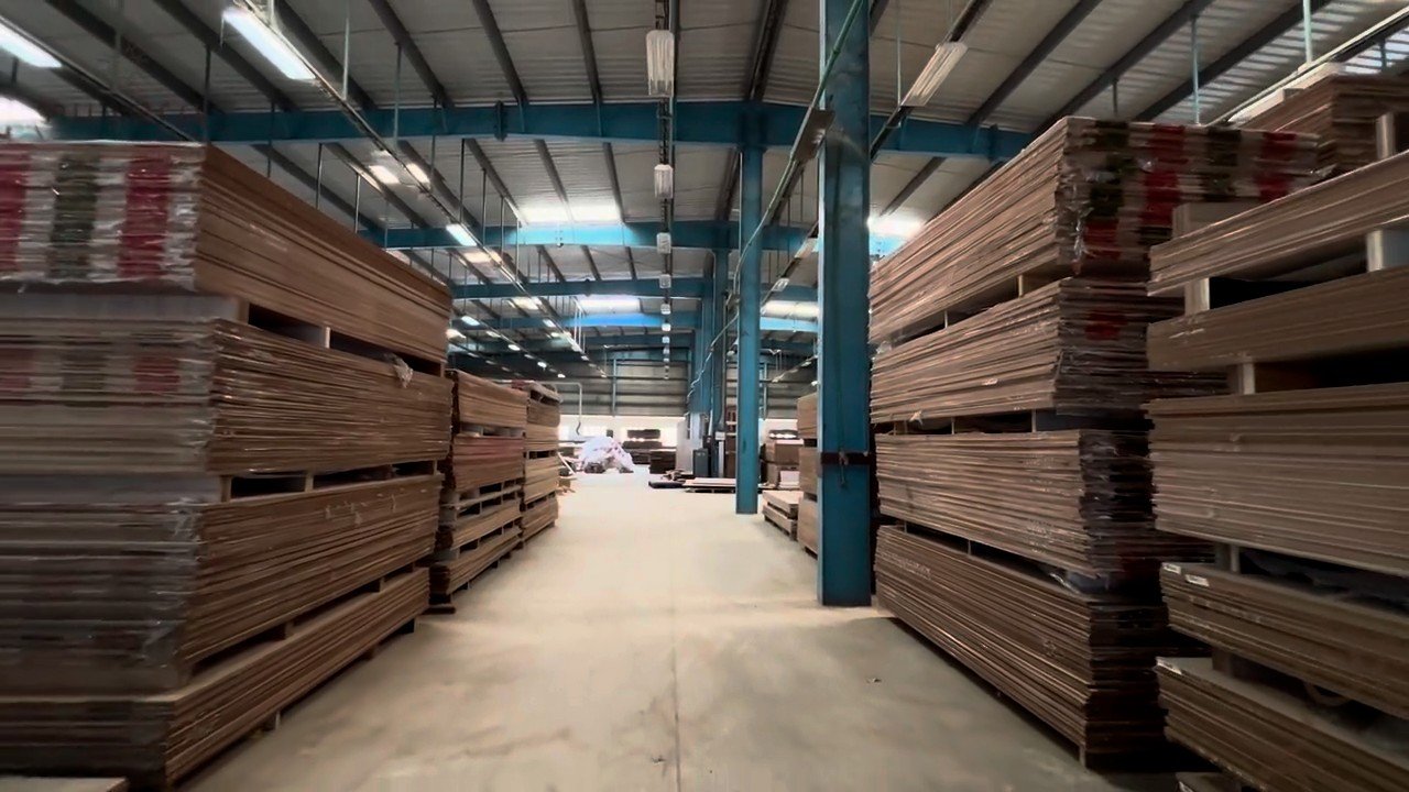 Board store with stacked panels in the Nuvora factory
