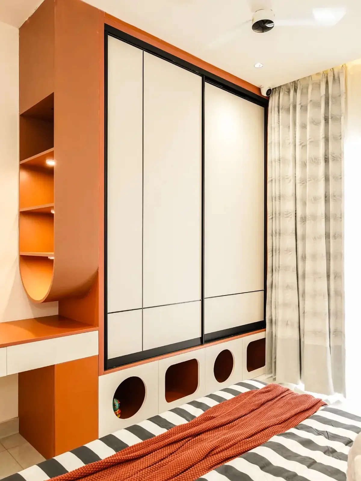 Sliding wardrobe with integrated study and storage by Nuvora